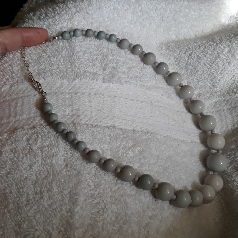 Gray bead necklace - Picture 2 of 2